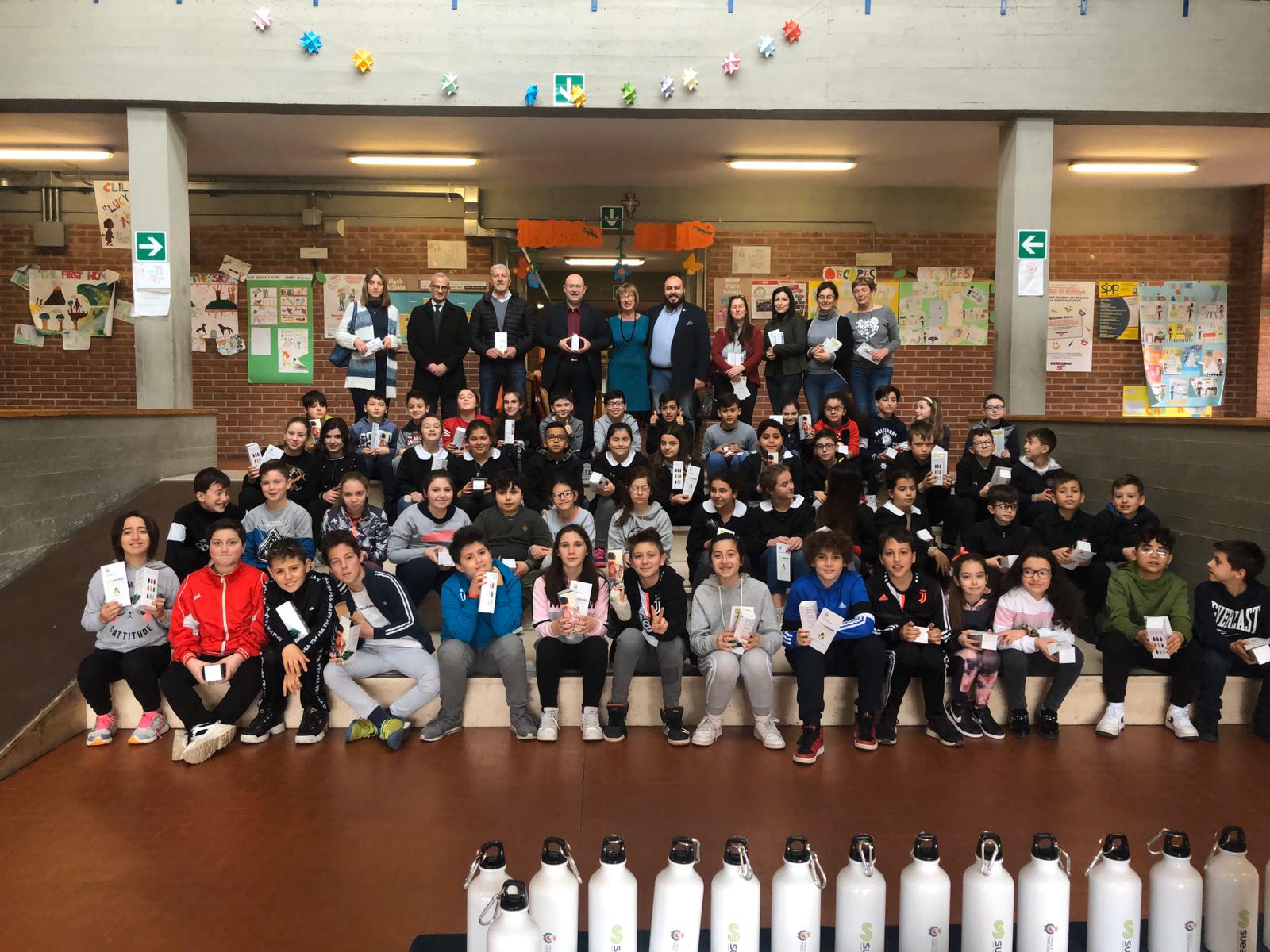 Consegnate Agli Studenti Della Scuola Primaria Le Borracce E Gli Ecomemo Per L Ambiente Valdinievole Oggi Notizie News Fatti Personaggi Politica Della Valdinievole